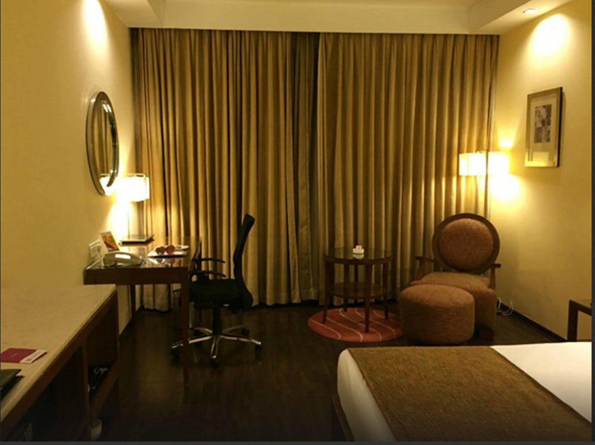 Royal Orchid Central Bangalore, Mg Road Esterno foto